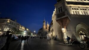 Krakowski rynek z Sukiennicami i Kościołem Mariackim nocą