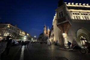 Krakowski rynek z Sukiennicami i Kościołem Mariackim nocą