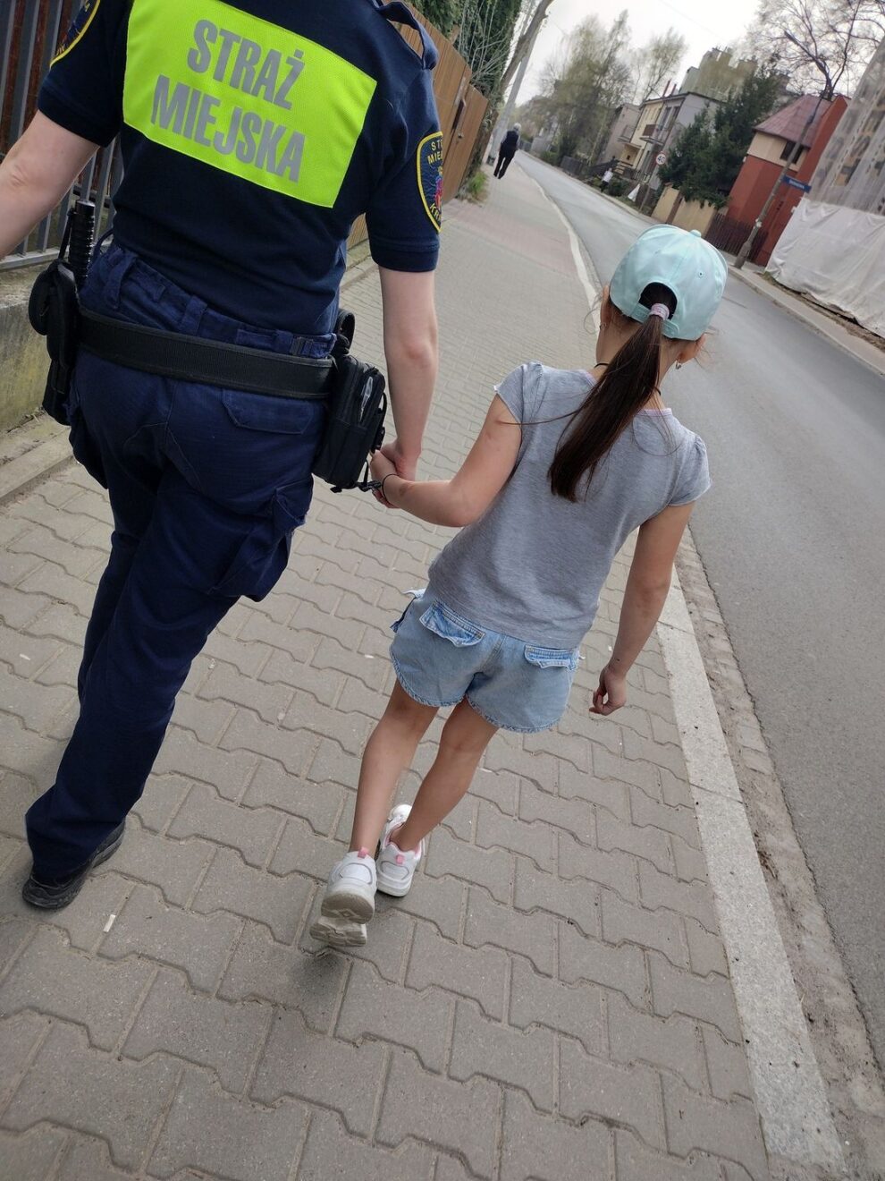 Strażnicy Miejscy Ruszyli Na Pomoc Zagubionej Dziewczynce Jest Szczęśliwy Finał Tej Historii